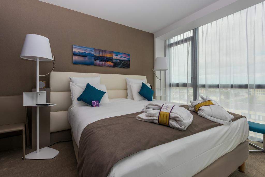 Mercure Centre Port 4*